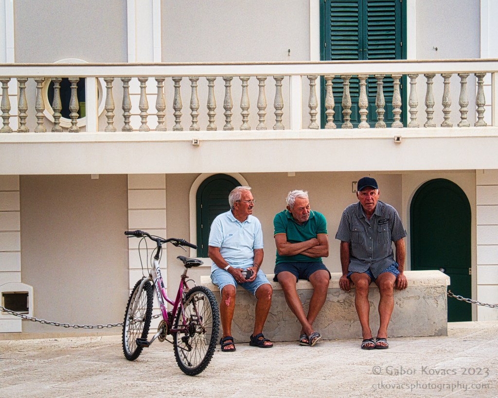 Three men and a&nbsp;bicycle